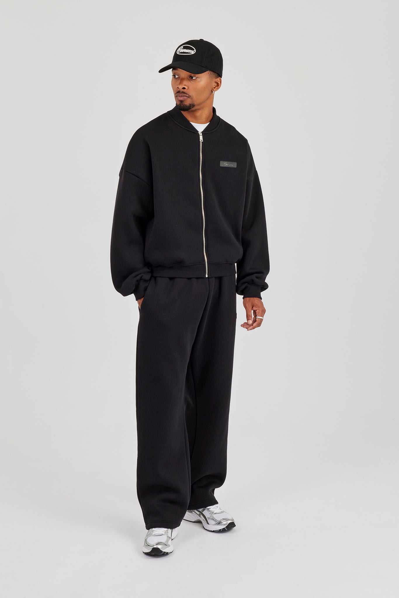 Bomberjacke mit Logo-Tab und lässiger Jogginghose - Schwarz